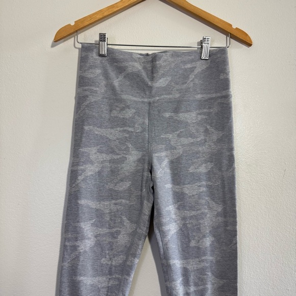 Vuori Clean Elevation Legging in Pale Heather Camo size Medium - Picture 6 of 8